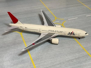 Aeroclassics JAL Japan Airlines Boeing 777 JA8985 Flugzeugmodell Maßstab 1:500 - Bild 1 von 3