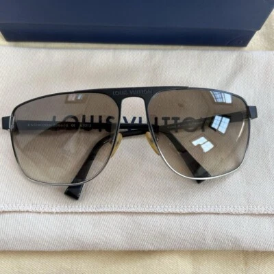 Gafas de sol cuadradas Louis Vuitton Knowlton Z0061U negras con logotipo aviadores plateadas Foto 1 de 4