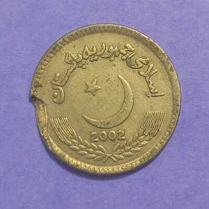 ORIGINAL ERROR PAKISTAN 5 RUPEES HARD DATE 2002 KM65 COIN  - Picture 1 of 2