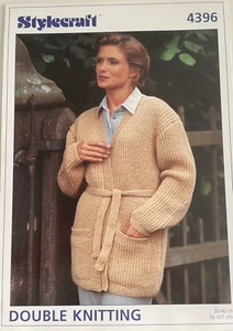 Cárdigan envolvente acanalado para damas PATRÓN TEJIDO cierre de cinturón Stylecraft 4396 - Imagen 1 de 7