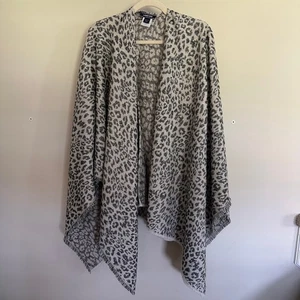 Poncho donna Lands’ End stampa leopardata beige nero misto lana frange taglia unica - Foto 1 di 7