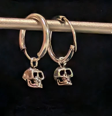 7 PAIRS OF GOTHIC SKULL 925 SILVER RINGS EARRINGS (606)......TK - Image 1 of 4