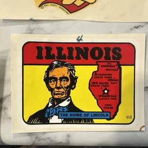 Vintage 1950er Illinois "The Home Of Lincoln" Reiseaufkleber - 3,5" x 2,5" Neu aus altem Lagerbestand Wasser - Bild 1 von 1