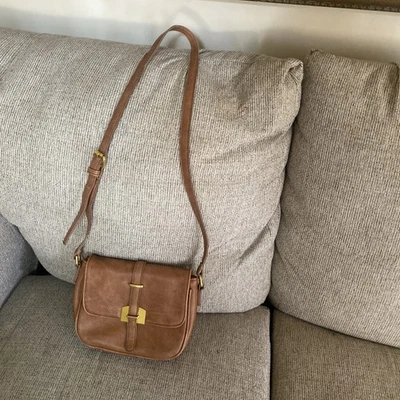 Bandolera Adrienne Vittadini de cuero genuino con ajustable Foto 1 de 4