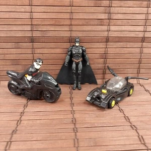 Batman DC Action Figuren 3 Spielzeug Lot Dark Knight Batmobile Robin auf Motorrad - Bild 1 von 14