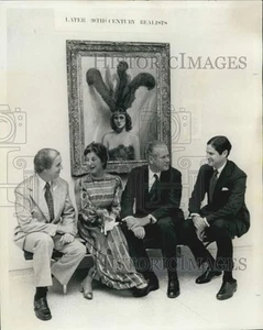 Foto de prensa 1975 invitados al museo para "Panorama de la pintura americana" - Imagen 1 de 2