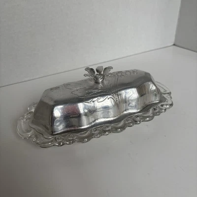 Plato de mantequilla de vidrio prensado transparente vintage con tapa de metal ornamentado con flores de aluminio Foto 1 de 4