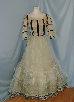 Encantador Vestido Antiguo Vestido de Baile Victoriano 1890 Rayas Azul Seda y Encaje Foto 1 de 4