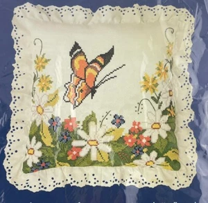 Almohada Candamar Contada Punto de Cruz Mariposa y Margaritas 14x14" Vintage Años 80 - Imagen 1 de 8
