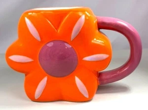 Room Essentials Flower Mug 2024 Target Keramik Orange Rosa Retro Mod Floral Cup - Bild 1 von 6