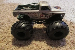 2015 Hot Wheels Monster Jam Truck 1:24 Metallkarosserie V8 Bomber 8" lang x 5" hoch - Bild 1 von 8