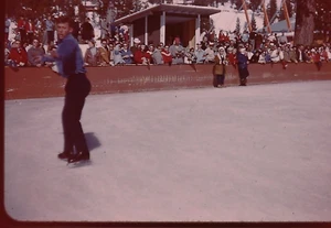 Febbraio 1960 35 MM Slide Squaw Valley Figura Maschio Pattinatore Camicia Blu CA Olimpica - Foto 1 di 1