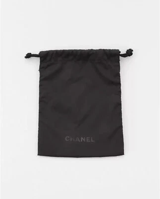 (1) Bolsa de maquillaje Chanel negra con cordón Foto 1 de 3