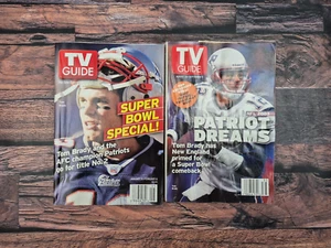 Lote de 2 guías de televisión Tom Brady Patriots 2003 2004 GOAT NFL revistas de colección Man Cave - Imagen 1 de 5