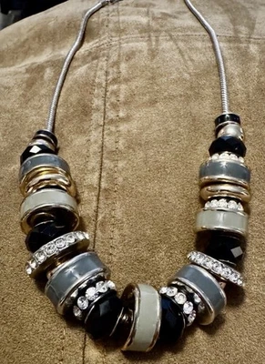 Elegante colar cinza, preto, dourado e cristal em uma corrente de prata bijuterias - Imagem 1 de 3