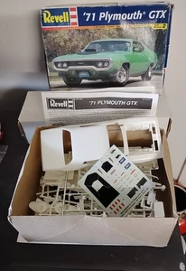 Model Kit 1971 Plymouth GTX Revell 1:24 WITH Instructions - Picture 1 of 7