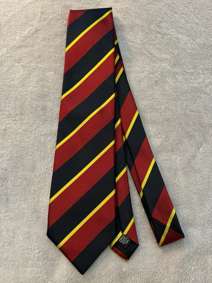 Corbata de seda Lands' End Universidad de Gales a rayas rojas/azul marino/doradas hechas a mano en EE. UU. USADA EN EXCELENTE ESTADO Foto 1 de 4