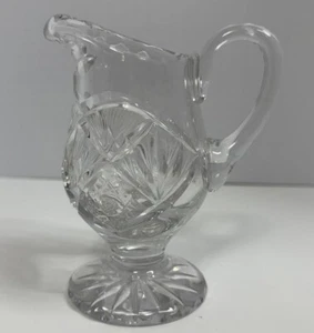 Jarra de agua pequeña de vidrio cortado grabado vintage con patas de cristal de 5,5" - Imagen 1 de 4