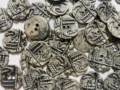 Botón de arte egipcio/hiroglífico de metal fundido acabado plateado antiguo 13 mm 18 mm 2 orificios Foto 1 de 4