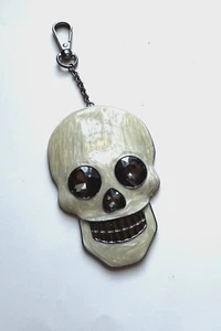 LLAVERO CABEZA CALAVERA CRISTAL ESMALTE BLANCO TONO PLATA 3.5"'H - Imagen 1 de 1
