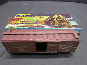 OLD HO ATHEARN R/R TRAIN IN MINIATURE BOX CAR C.P. # 5005 FREIGHT CAR MODEL - Picture 1 of 2