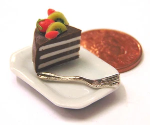 1:12 Scale Slice Of Cake & Fork Loose On A Ceramic Plate Dolls House Tumdee SC28 - Picture 1 of 1