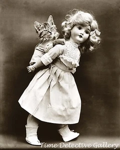 Una muñeca y un gatito - 1914 - Impresión fotográfica histórica - Imagen 1 de 1
