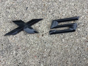 BMW X5 2000 2001 2002 2003 2004 2005 2006 EMBLEMA MALETERO TRASERO OEM NEGRO ¡ENVÍO GRATUITO! - Imagen 1 de 1