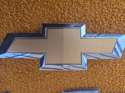Chevrolet Colorado 2015 2016 2017-2018 emblema de parrilla delantera P/n 22900420 OEM Foto 1 de 3