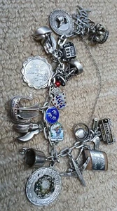 BRACCIALE CIONDOLO VINTAGE ARGENTO STERLING 17 PEZZI - Foto 1 di 7