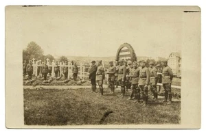 Echt Foto Postkarte 1. Weltkrieg 1. Division US Army Soldaten Beerdigung in Frankreich ? RPPC - Bild 1 von 2