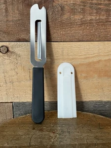 Pampered Chef #1125 Coperchio Protettivo Coltello Formaggio Affettatrice Manico Inox Nero - Foto 1 di 9