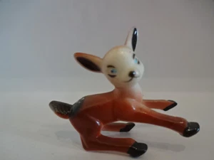 Alte Vitrinen Deko Figur 70er Jahre / Sitzendes Rehkitz " Farbvariante 2 - Bild 1 von 1