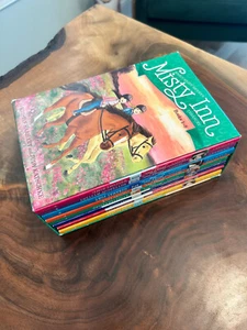 Marguerite Henry's Misty Inn Treasury Books, Kristin Earhart Books 1-8 Boxed Set - Imagen 1 de 4