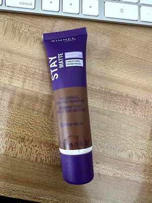 Rimmel Stay 哑光液体慕斯粉底轻便 504 深摩卡 — 第 1/2 张图片