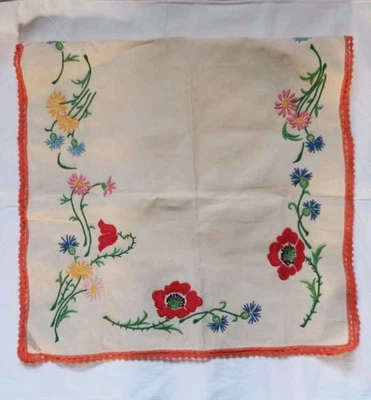 Linge ancien  Centre de table en lin  avec broderies fleurs et crochet  - Photo 1/4