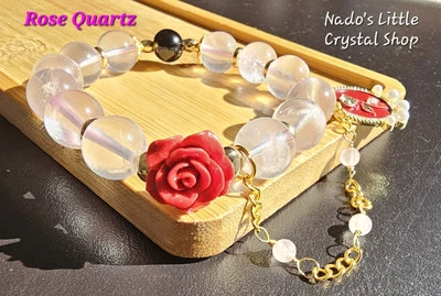 Pulsera de cuarzo rosa natural de 11,8 mm con dije de rosa cinabrio  Foto 1 de 4