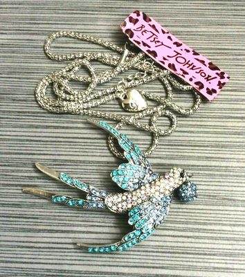 Pingente de corrente de prata Betsey Johnson azul e prata pássaro em voo novo - Imagem 1 de 3
