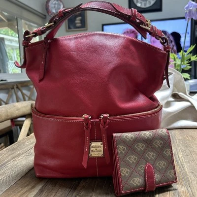 Lote de Bolso de Hombro Dooney & Bourke de Cuero Rojo con Correa Ajustable + Cartera Foto 1 de 4