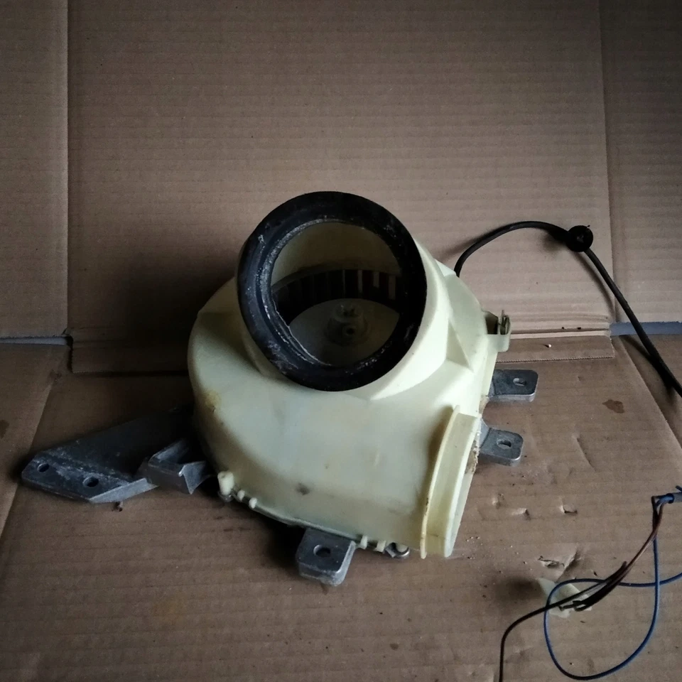 Ausgebaut aus Blomberg WDT 6335, Trocknergebläse R2E133-AW61-07 - Bild 1 von 2