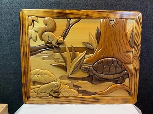 Handgefertigter Massivholz Intarsien Wandbehang mit „Bog Buddies“ - Bild 1 von 9