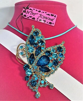  BETSEY JOHNSON MARIPOSA AZUL CRISTAL/ESTRÁS PIN COLGANTE CORDÓN DE CUERO GRATIS Foto 1 de 4