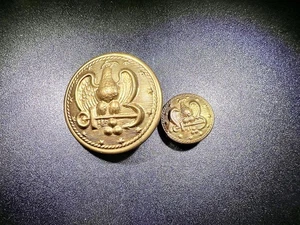 Pair of Vintage EARLY EAGLE Military Buttons Gold Toned Unmarked Backs - Picture 1 of 3