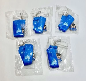 Lote de 5 soportes de paso rápido con cordón Disney Travel Company con pin Mickey y Minnie - Imagen 1 de 5
