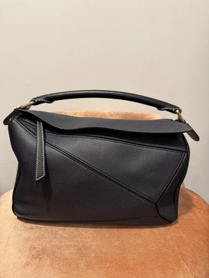 Bandolera de hombro o bolso de mano Loewe mediano rompecabezas de cuero azul marino y negro Foto 1 de 4