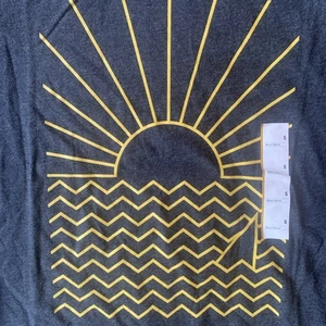 NEW Goodfellow & Co. Sun Rays & Waves T-Shirt Size S - Picture 1 of 4