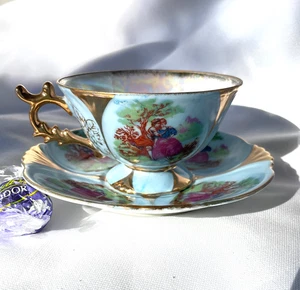 JUEGO TAZA Y PLATILLO PORCELANA JAPÓN PAREJA CORTEJO COLONIAL EN AZUL Y DORADO - Imagen 1 de 12