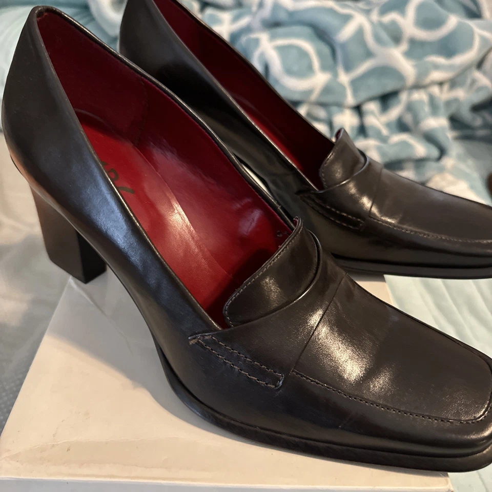 Zapatos de salón BCBG Paris punta redonda 3" tacón cuero talla 8 1/2 mediano Foto 1 de 4