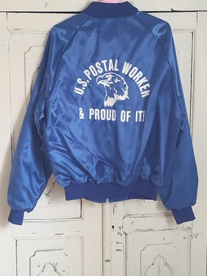 Chaqueta de satén Post Office King Louie grande Pro Fit. Obra postal vintage Foto 1 de 4