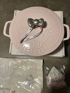 STAUB × Hello Kitty Wa-NABE 24 cm con bolsa NUEVO - Imagen 1 de 11